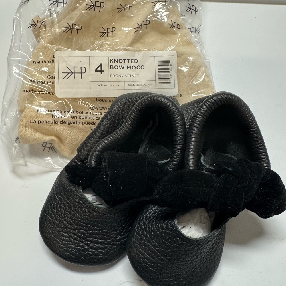 Freshly Picked Knotted Bow Moccasin Black Sz 4